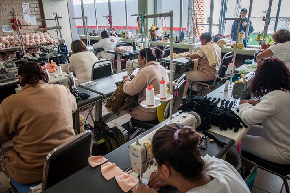 Los vestidos que han cosido las internas serán vistos por más de mil personas el 25 de noviembre en el Teatro Metropolitano, en la presentación de El Heraldo de Navidad, y miles más en La Cabalgata 2016, el 23 de diciembre. (FOTO: RICARDO LUGO)