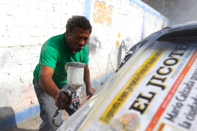 #NuestrasHistorias El Chino, un hojalatero que se pinta solo