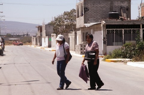 Piden colonos finalizar obras en calle