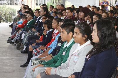 Entregan 100 becas a jóvenes trabajadores