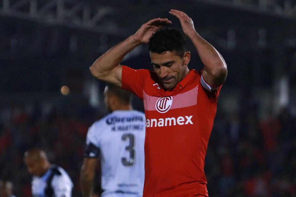 El juego de la primera semifinal mostró poco de futbol y terminó con un par de roscas (IMAGO7)