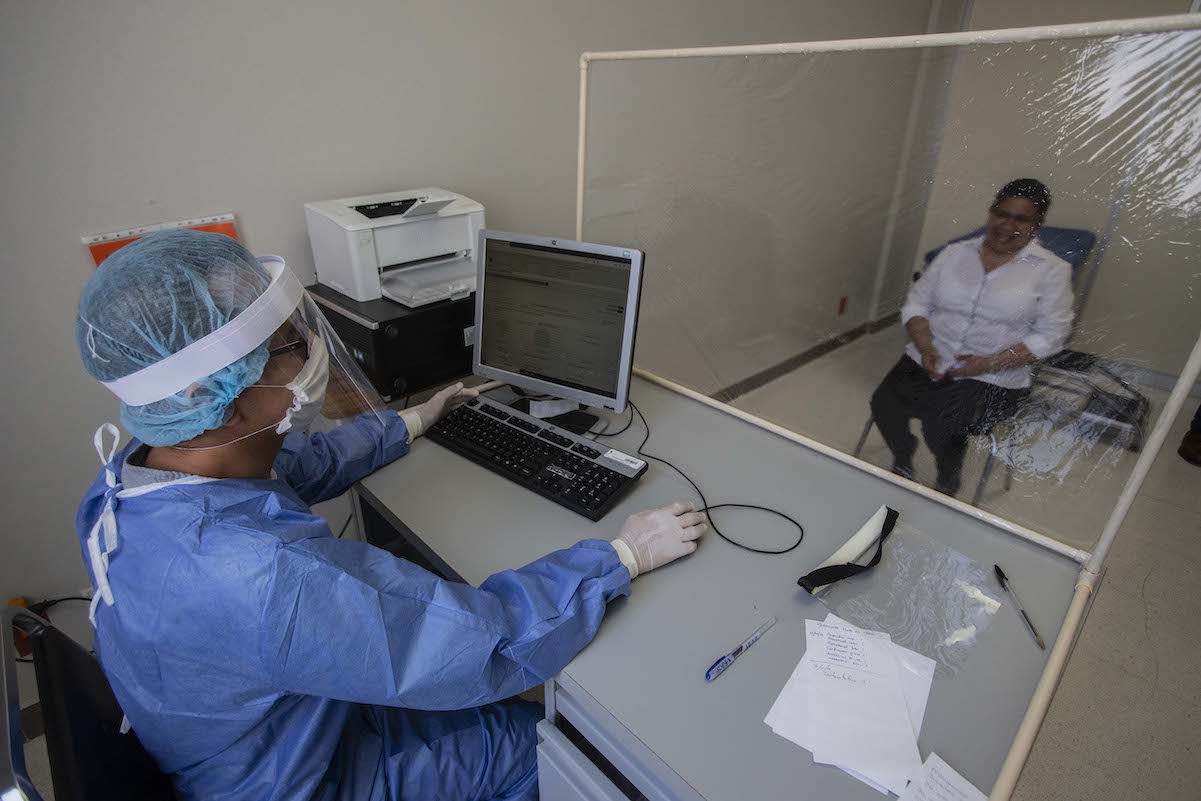 Médicos cubanos no resuelven problemas de salud en México, dice rectora de la UAQ 