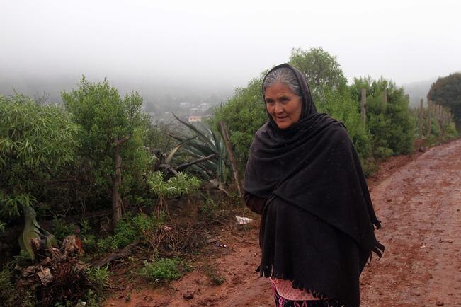 Hasta hace unos años, autoridades dotaron de zapatos especiales a los hijos de Alicia, pero dejaron de ayudar, dice. (FOTO: CÉSAR GÓMEZ. EL UNIVERSAL)