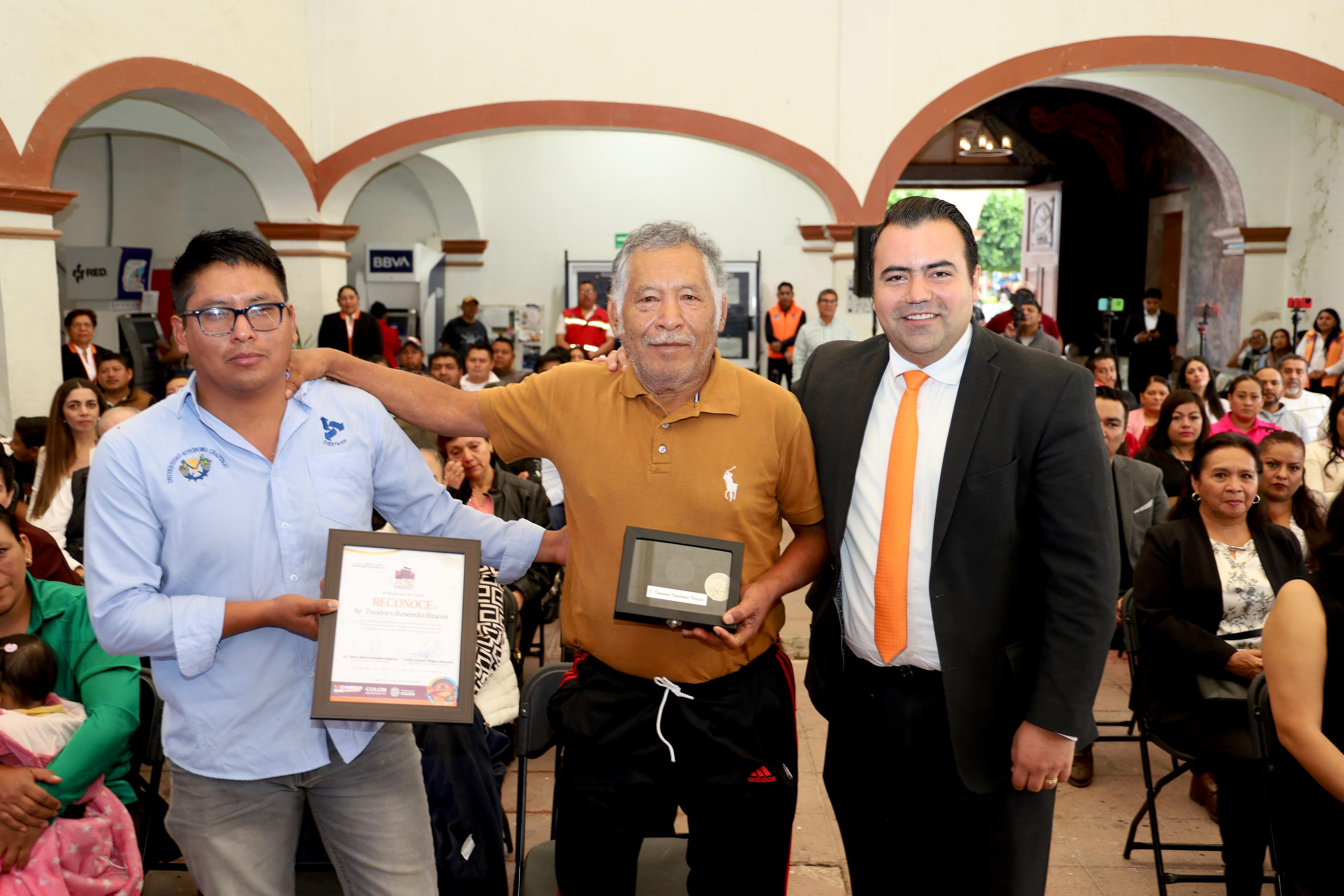 Distinguen a dos colonenses por sus aportaciones a la labor cívica y cultural del Municipio