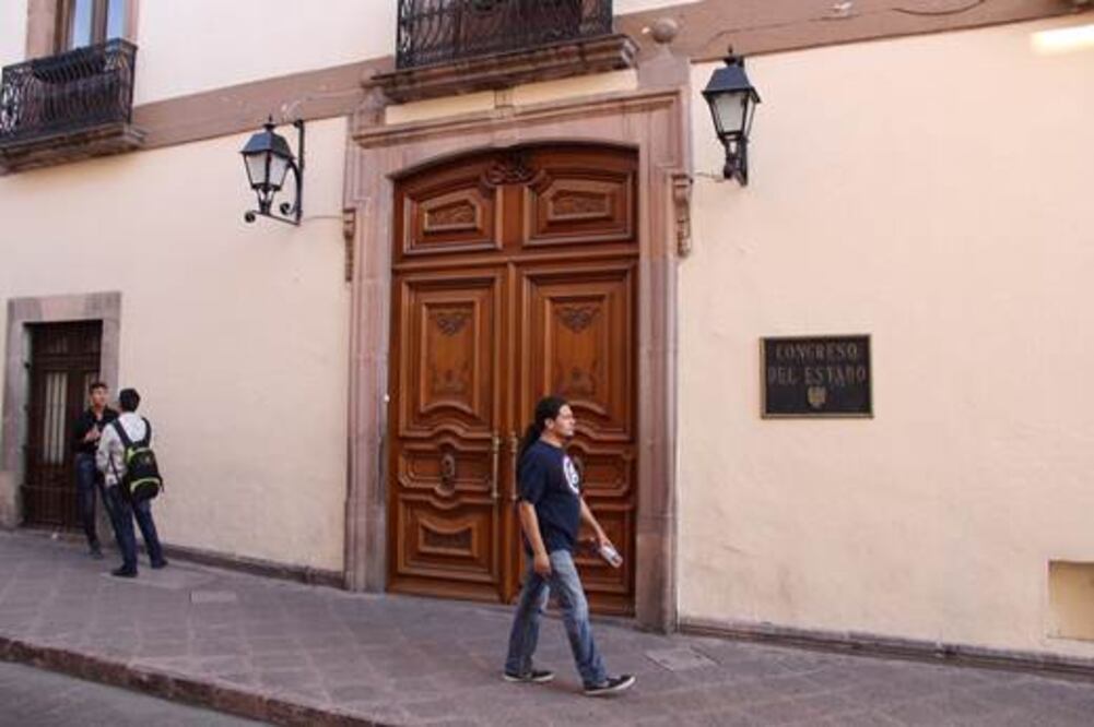 Legislativo entrega sede a Ejecutivo