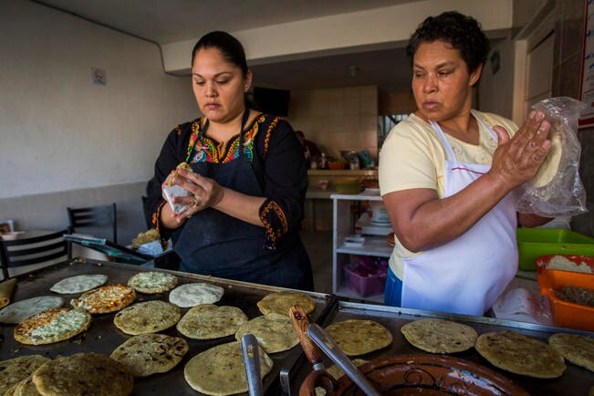 Ahora hay varios lugares donde venden gorditas; sin embargo, no usan ingredientes de buena calidad, por eso el éxito del negocio, dice Raquel.