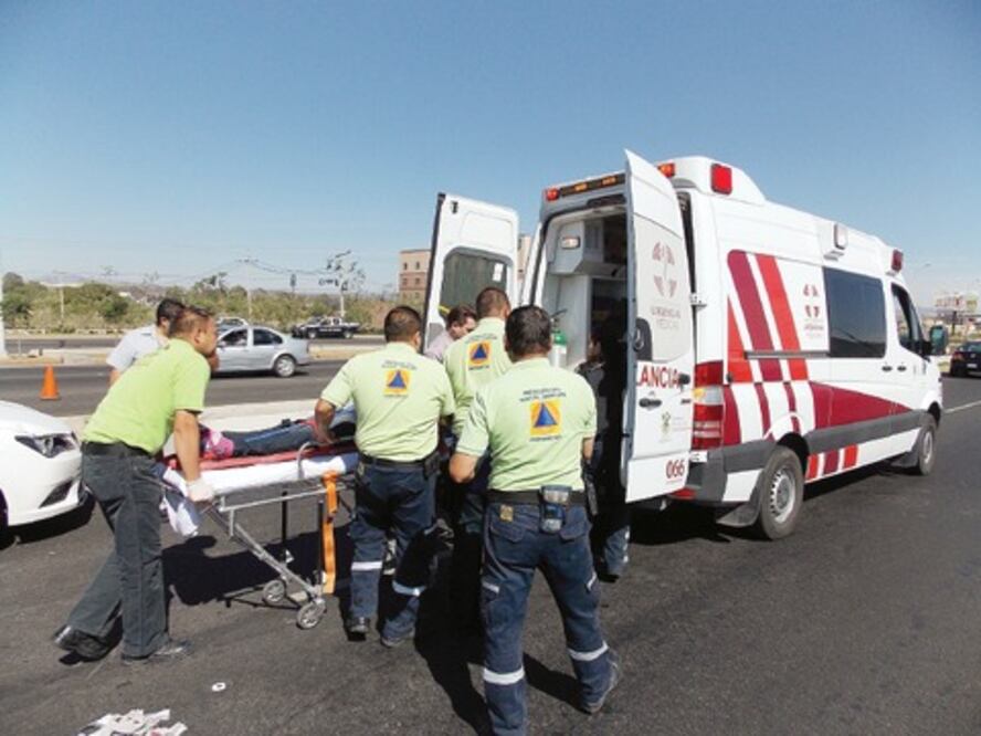 Sale ilesa, tras volcar su auto