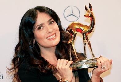 Hace Salma Hayek cariños a su Bambi 