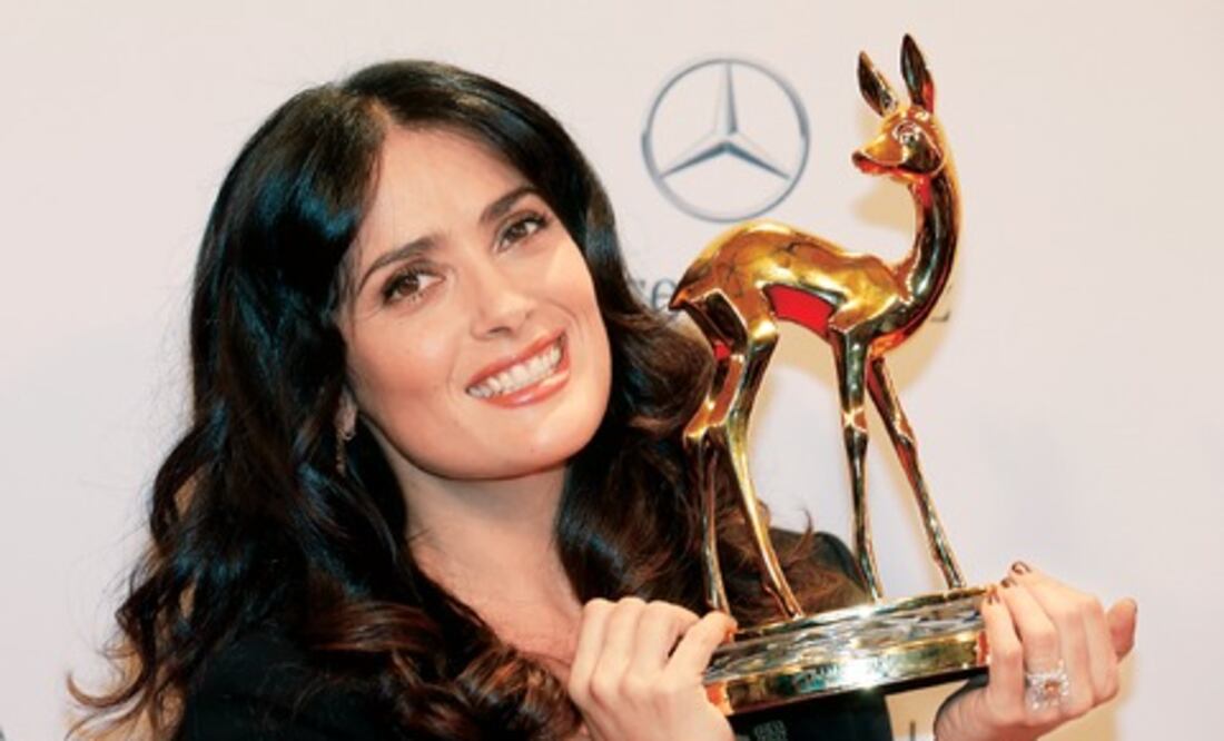 Hace Salma Hayek cariños a su Bambi