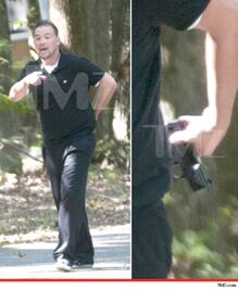 Ex celebridad de tv saca la pistola