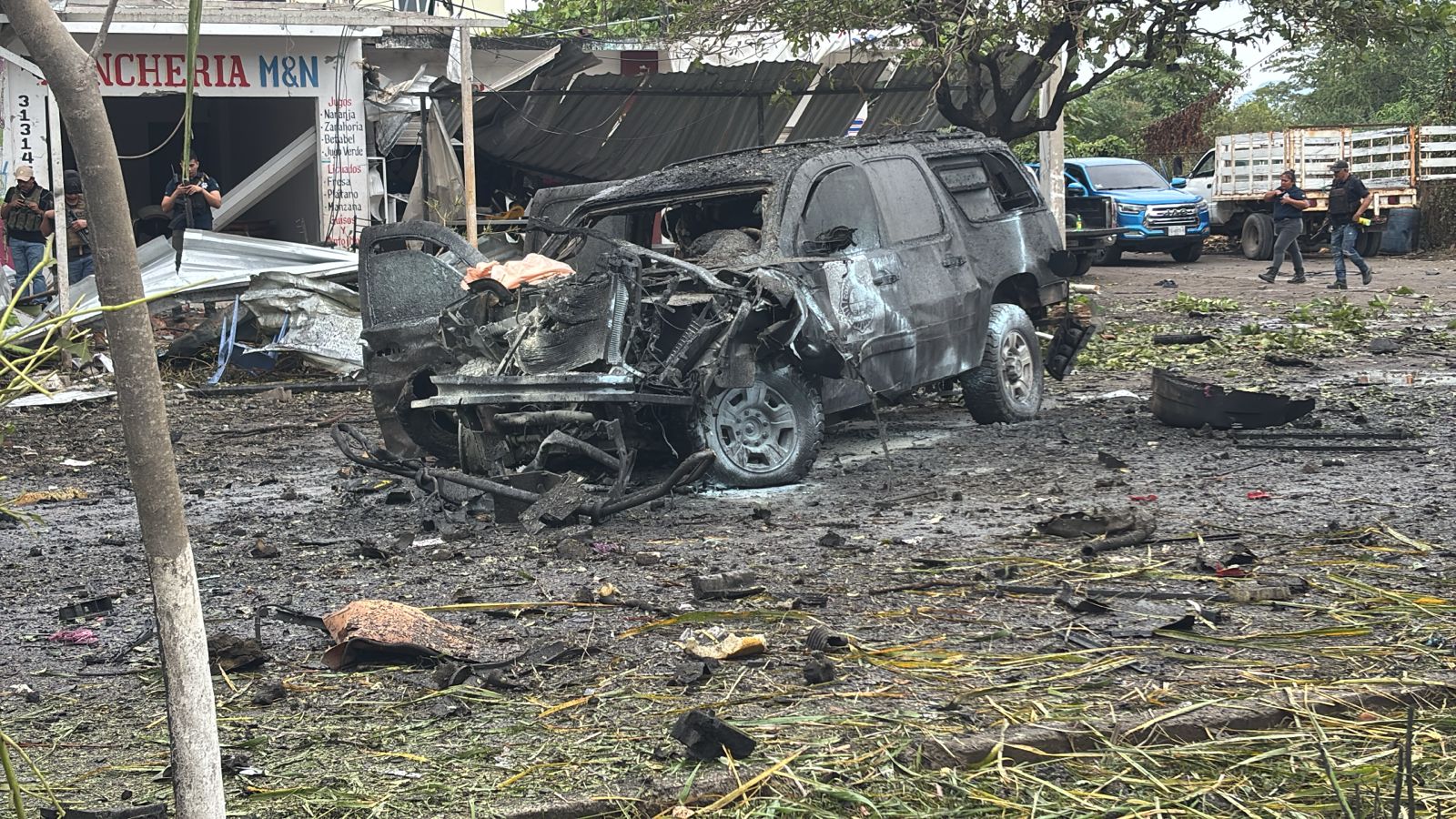 Estalla coche bomba afuera de instalaciones de la Policía Comunitaria de Coahuayana, Michoacán; reportan 5 muertos y 5 heridos