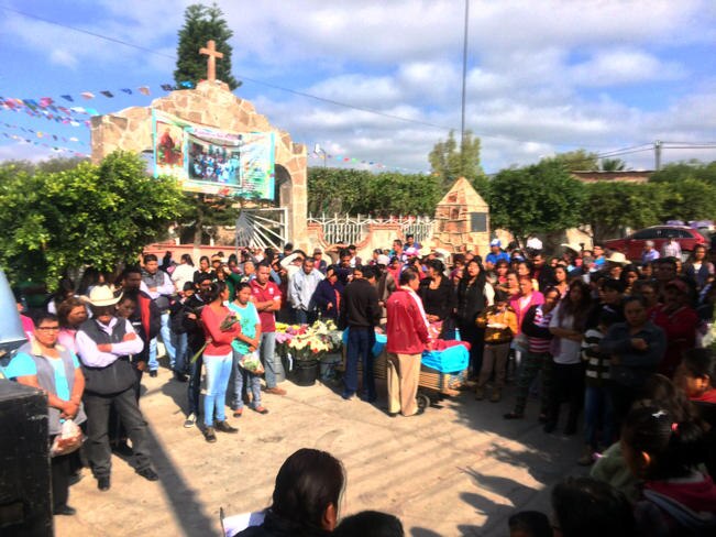 La delegada María del Rosario Ríos Rodríguez y los vecinos de la comunidad acuerdan implementar medidas de disuasión entre los jóvenes identificados como responsables de los ilícitos (MARTHA ROMERO. EL UNIVERSAL)