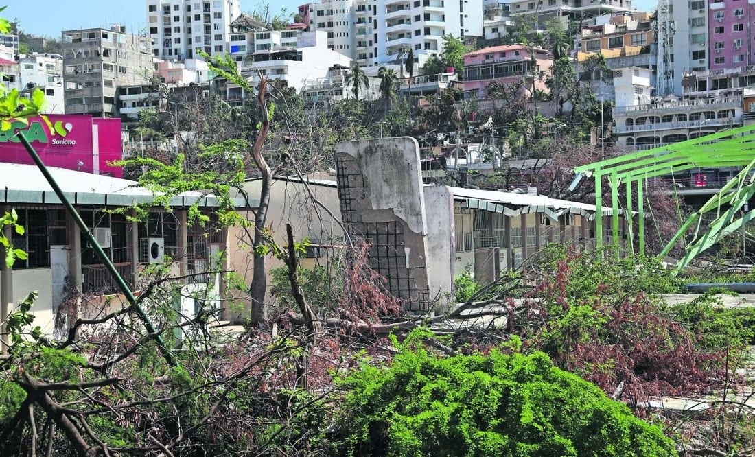 De acuerdo con cifras oficiales, 336 planteles educativos en Guerrero presentan daños en sus instalaciones a causa del paso del huracán Otis. Foto: Iván Montaño | El Universal
