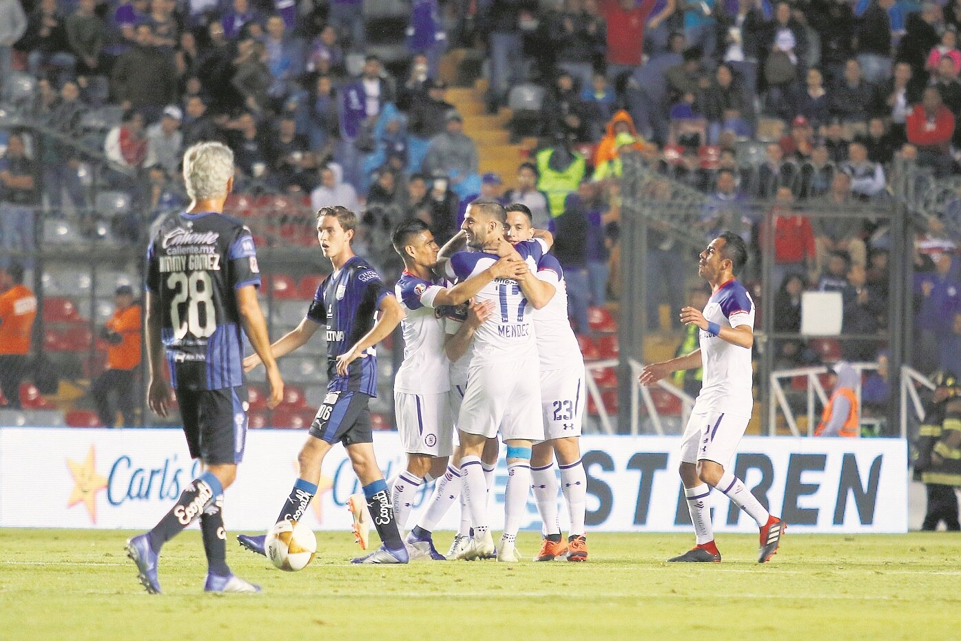Cruz Azul vence al primer fantasma y derrota a Gallos