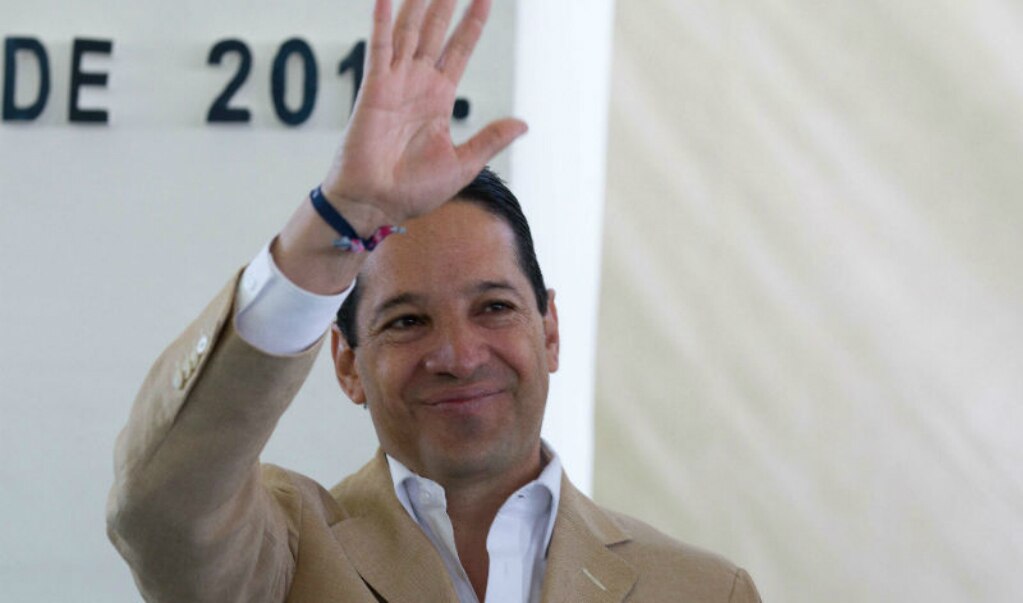 Gobernador saldrá del país