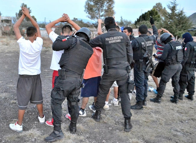 En diferentes momentos y hechos han detenido a integrantes de la banda; pese a la recurrencia en la remisión, algunos de ellos salen libres (ARCHIVO EL UNIVERSAL)