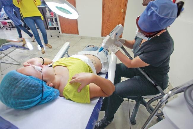Para una eliminación de tatuaje con láser los costos van de los mil a los tres mil pesos por sesión, dependiendo del color y el tamaño del mismo, así lo informó Sandra Castellón, especialista en pigmentación y directora del Imiba. (Foto: César Gómez)