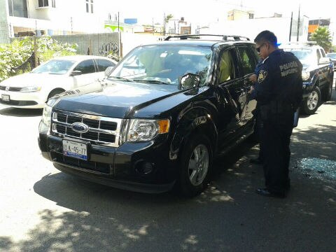 Chocan lujosas camionetas