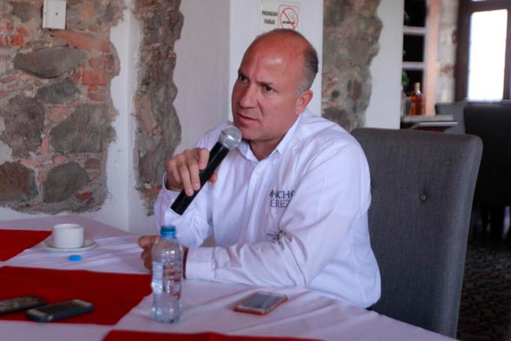 El abanderado advirtió que no se puede permitir que haya tomas de agua de hasta 28 mil pesos para que tengan acceso al servicio. / Foto: César Gómez