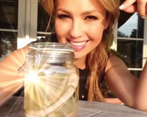 Thalía muestra al mundo sus “costillas” 