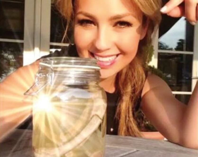 Thalía muestra al mundo sus “costillas”