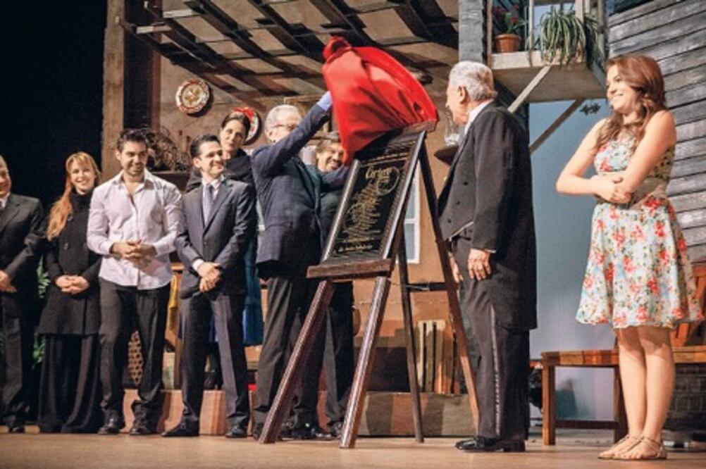 Angélica Rivera celebra con su hija en teatro