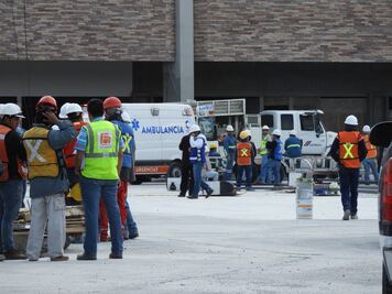 Se lesiona al caer de una construcción en El Pueblito