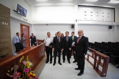 Inaugura UAQ nueva sala para juicios orales