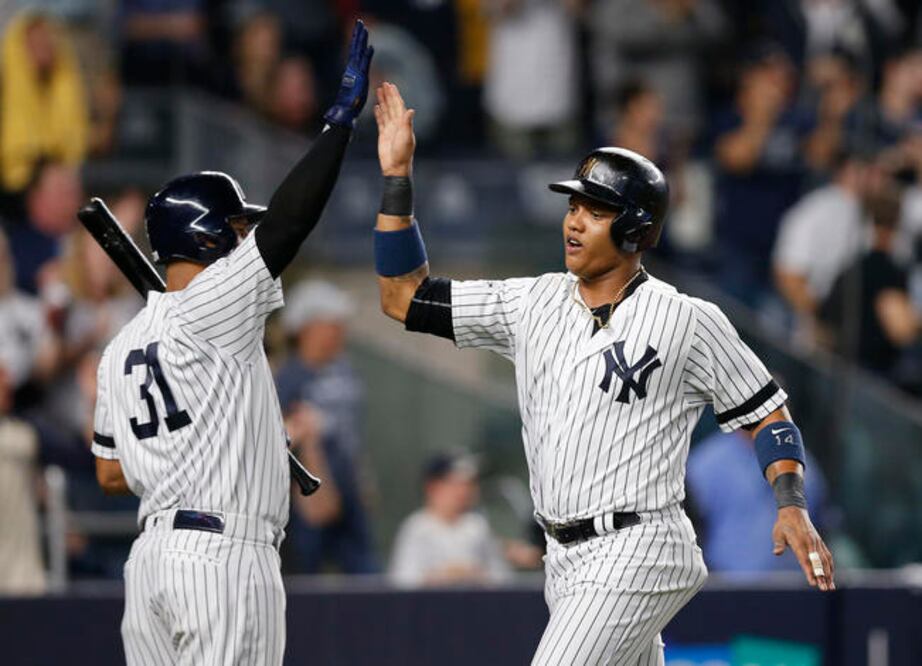Starlin Castro fue felicitado por Aaron Hicks (31), tras anotar. (KATHY WILLENS. AP)