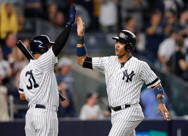 Starlin Castro fue felicitado por Aaron Hicks (31), tras anotar. (KATHY WILLENS. AP)