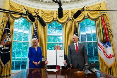 Trump firma orden que prohíbe dividir  familias 