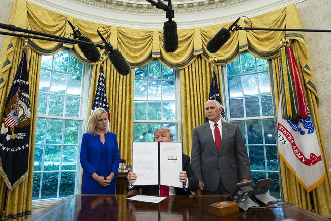 Trump firma orden que prohíbe dividir  familias