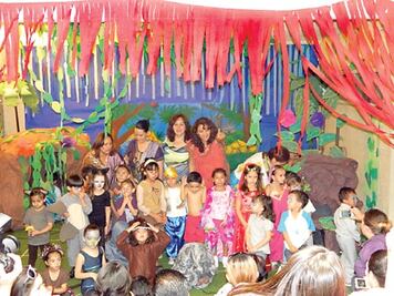 Despiden clases actuando en una obra