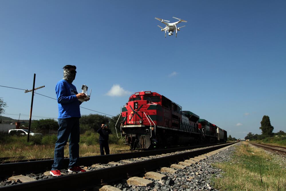 Las tomas obtenidas con el dron muestran un área de vías desprotegida en La Llave —2 kilómetros— sobre la cual lucen desperdigadas al menos cinco toneladas del maíz que no alcanzó a ser robado (CÉSAR GÓMEZ. EL UNIVERSAL)