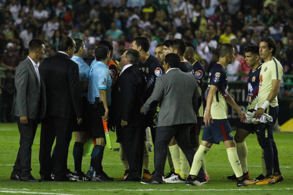 Miguel Herrera reclamó al árbitro por segunda anotación. (IMAGO7)