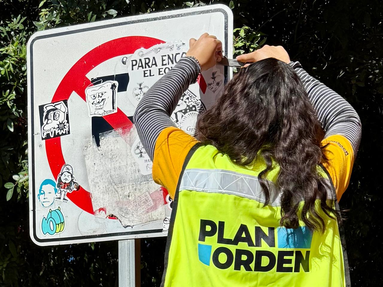 Municipio de Querétaro limpia señalética vial en el Centro Histórico como parte del Plan Orden