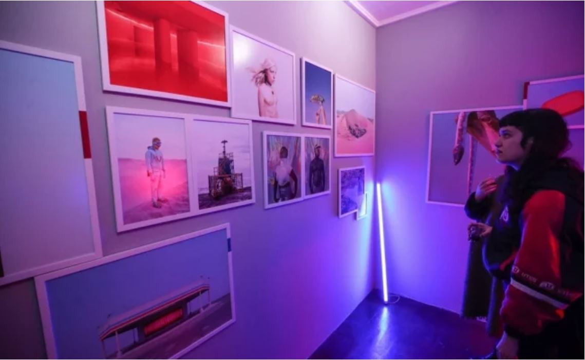 Fotógrafo mexicano expone sobre las contradicciones del futuro