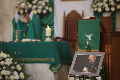 Celebran misa en honor de Guillermo Smythe, Grettell Valdez acompañó a su padre