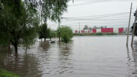 Colapsa carretera a San Luis Potosí por torrencial lluvia