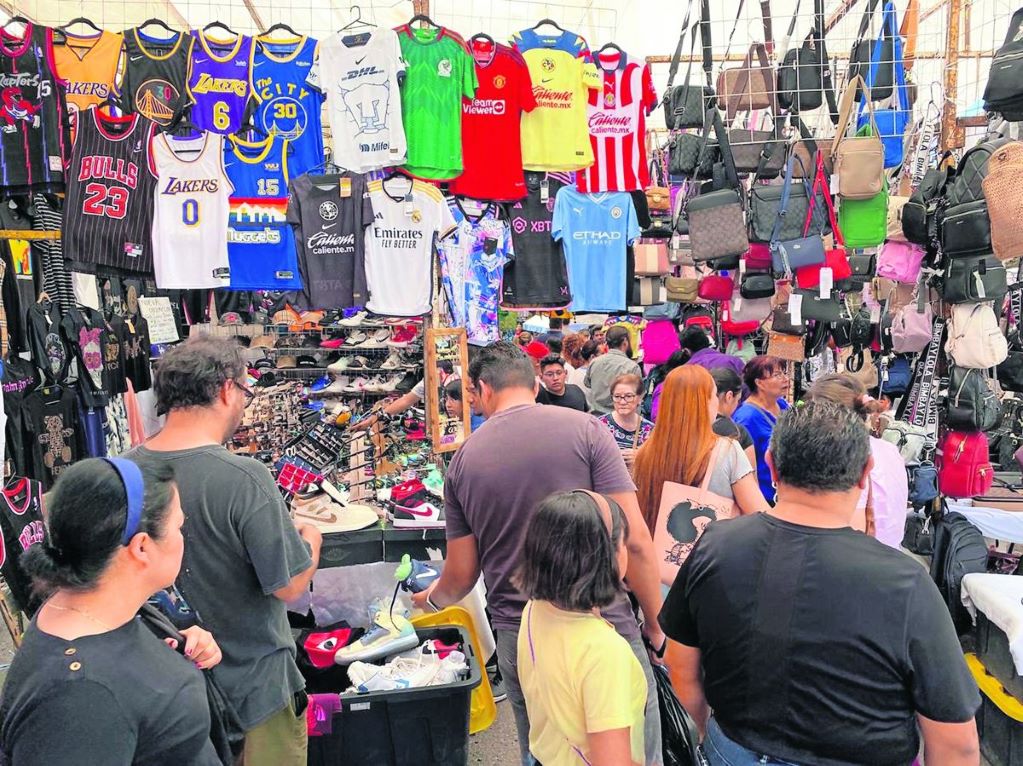 Regresan tianguistas a su espacio en el mercado de La Cruz