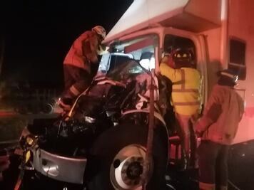 Rescatan a operador de tráiler; quedó prensado en la carretera 57