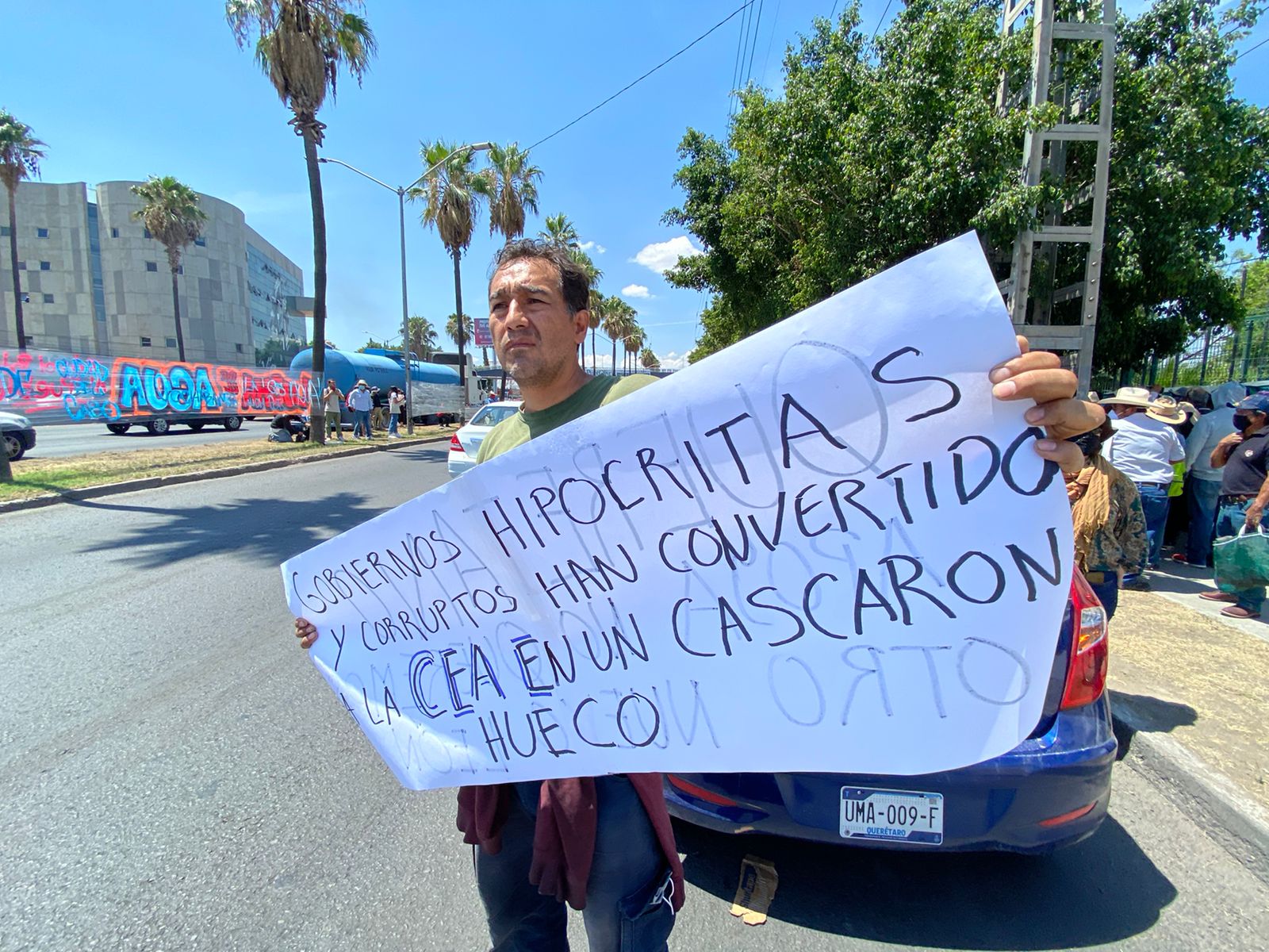 Protestantes bloquean avenida 5 de Febrero; rechazan la privatización del agua en Querétaro