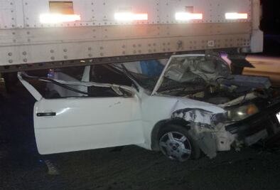 Conductor queda bajo un tráiler 