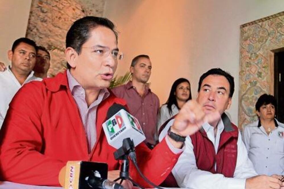 Presenta PRI estatal libro rumbo a 2015