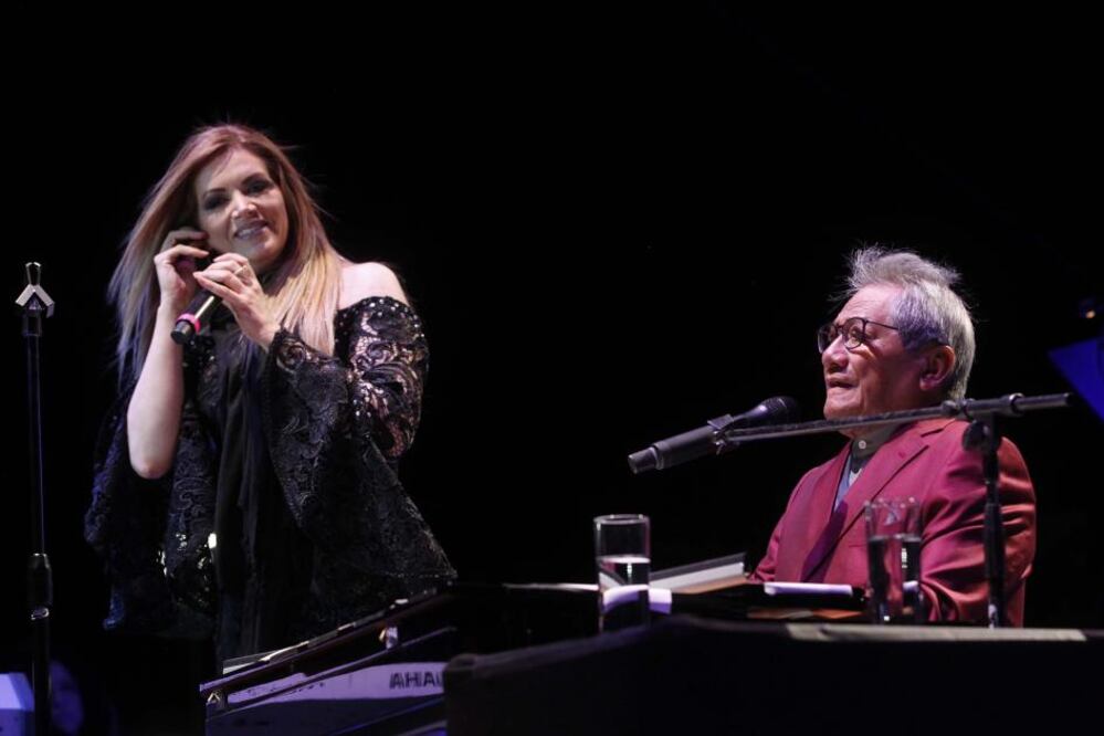 Un gran escenario repleto de luces, con una pantalla al centro y otra lateral, fueron seguidos por la vista del público ansioso por escuchar a sus compositores favoritos, en lo que se convirtió en una de las veladas más románticas que ha tenido el Trovafest 2017, a lo largo de estos cinco días de actividades.