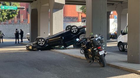 Carambola en centrales de la 57, termina con un vehículo proyectado desde un puente; hubo 10 lesionados 