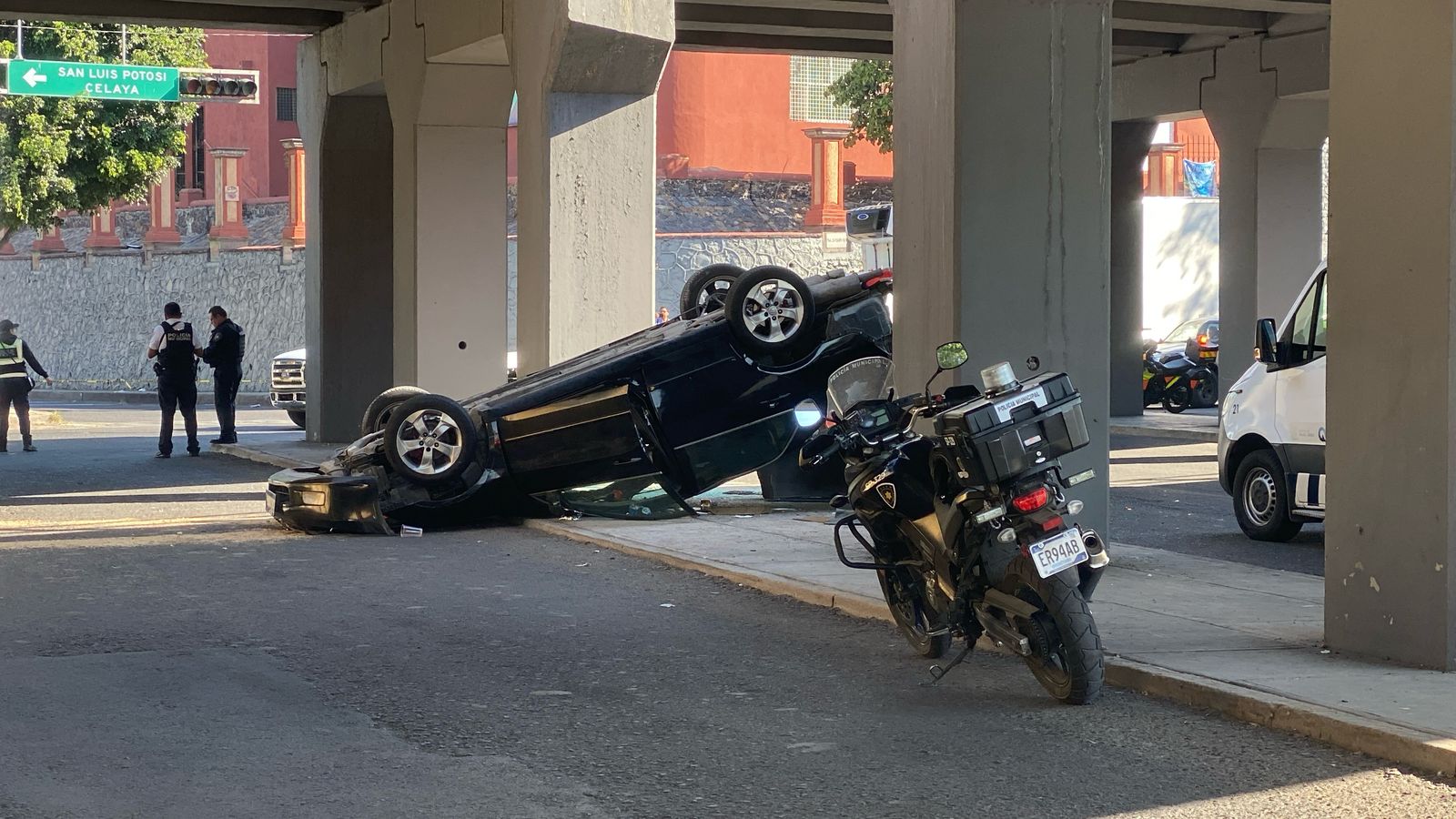 Carambola en centrales de la 57, termina con un vehículo proyectado desde un puente; hubo 10 lesionados