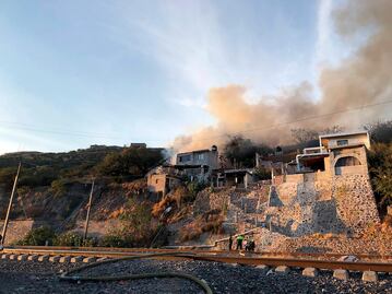 Mueren un niño y una mujer, tras incendio de vivienda en Los Perales, en la capital de Querétaro 