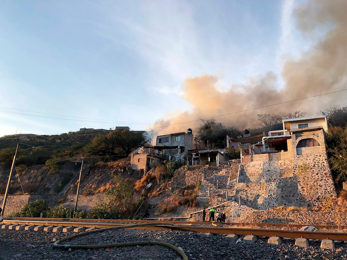 Mueren un niño y una mujer, tras incendio de vivienda en Los Perales, en la capital de Querétaro