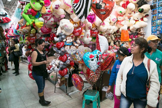 Se espera que la venta de flores, dulces y chocolates aumente 9.9%; mientras que la de ropa, calzado, perfumes y joyas subirá 5.7% (ARCHIVO. EL UNIVERSAL)